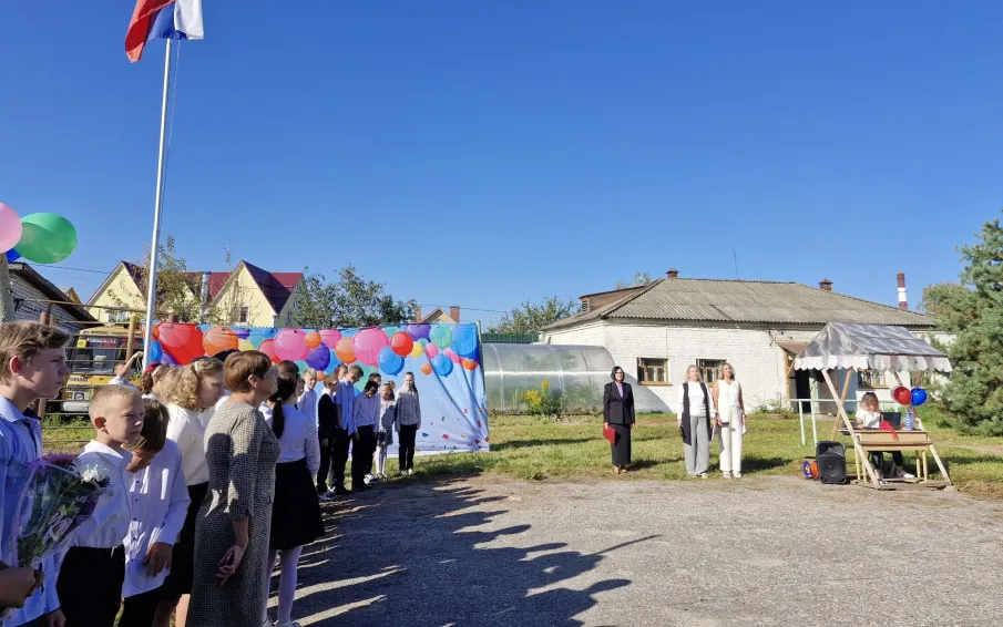 Линейка в День Знаний в старшей школе